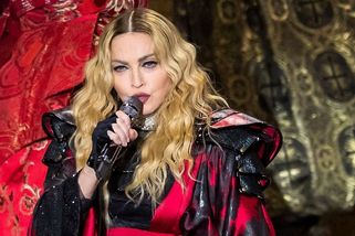 Našli ji v bezvědomí, rodina se připravovala na nejhorší: Madonna byla ve vážném stavu převezena do nemocnice - Super.cz
